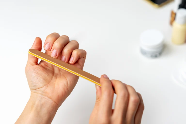 Jak piłować i malować paznokcie? 