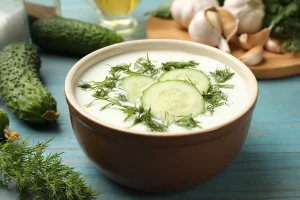 Chłodnik ogórkowo-koperkowy z jogurtem 